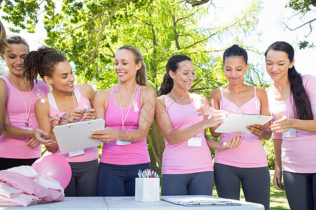 微笑的女性组织活动以提高乳腺癌意识混血配套女士友谊丝带志愿福利服务晴天会议图片