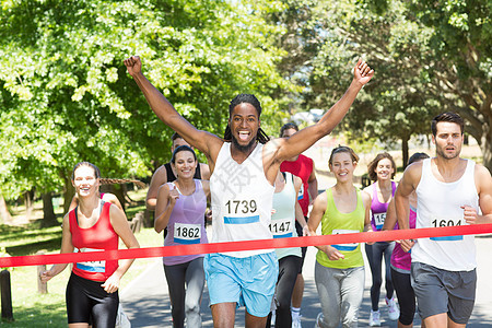 适合在公园赛跑的人生活方式成就运动员晴天优胜者终点慢跑者跑步者欣快感运动图片