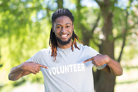公园里快乐的志愿者服务男人微笑男性活动家志愿道德机构幸福黑色图片