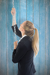 商业妇女一连串拉链的复合形象头发牵引人士商务金发套装专注计算机绘图木头图片
