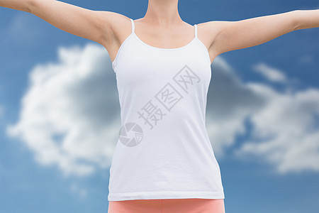 美丽的女人的复合形象 与举起的手臂对着天空女性计算机训练阳光背心蓝色活动身体闲暇绘图图片