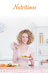 对在厨房吃蔬菜的漂亮金发美女 很有营养性 对她们不怀好意图片