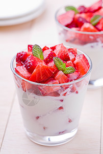 与草莓的 Yoghurt美食白色素食者奶制品水果酸奶红色草药绿色香草图片