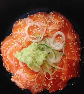 用大米 日本菜 特写鲑鱼寿司图片