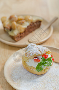 草莓Choux Cream鞭打薄荷浆果水果小吃盘子香草派对糕点蛋糕图片