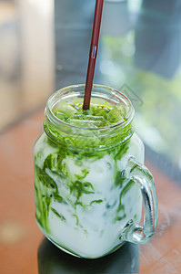 冰牛奶绿茶茶点食物杯子玻璃冰镇绿色液体营养白色图片