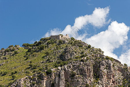 西西里山有古老的废墟和墙壁图片