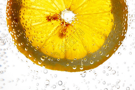 水中的橙子水果宏观苏打气泡白色液体柠檬气体饮料图片
