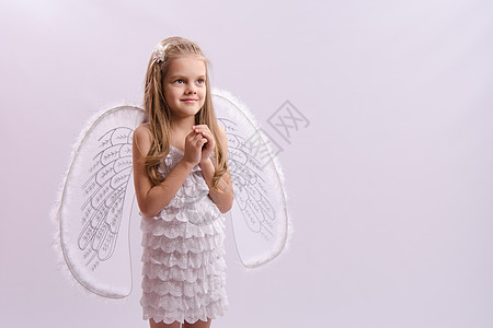 女孩装扮成天使 翅膀折起手图片