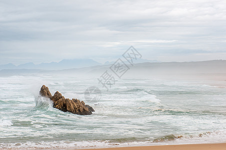 巴菲尔斯巴伊附近海滩的暴风天气风暴多云海洋棕色白色绿色海浪自然保护区岩石图片