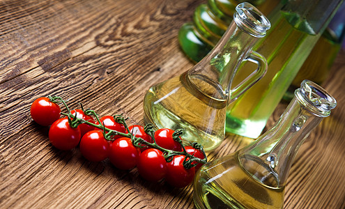 橄榄油瓶 地中海农村主题草药香蒜烹饪营养叶子食物油壶处女蔬菜木头图片