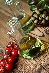 新鲜橄榄油 地中海农村主题蔬菜美食油壶木头烹饪香料食物营养玻璃液体图片