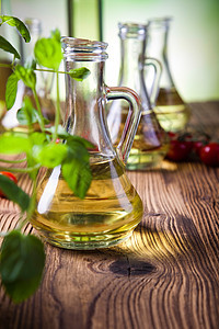 橄榄油瓶子 地中海农村主题木头美食香料营养玻璃食物蔬菜叶子烹饪香蒜图片