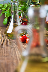 外维尔京利橄榄油 地中海农村主题美食香蒜液体木头香料蔬菜食物处女草药营养图片