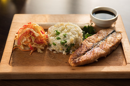 带大米的灰鲑鱼粮食厨房菠萝食物餐厅洋葱盘子谷物食谱餐巾图片