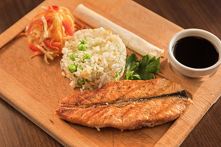 带大米的灰鲑鱼海鲜美食盘子水果谷物餐厅饮食洋葱粮食烹饪图片