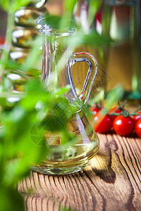瓶装橄榄油 地中海农村主题营养蔬菜玻璃烹饪香料草药木头液体食物油壶背景图片