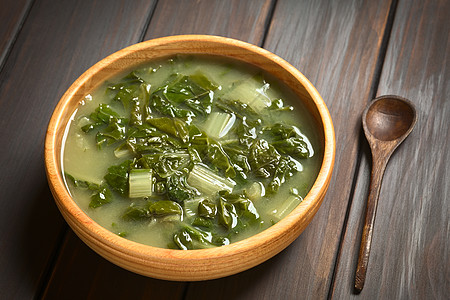 Chard 汤包营养水平叶子饮食多叶勺子蔬菜食物木头乡村背景图片