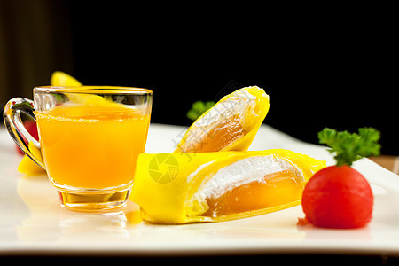 黑底带芒果汁的卷饼芒果面糊甜点薄荷奶油忏悔烹饪早餐食物服务叶子图片