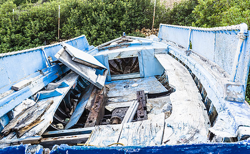 希腊阿罗尼索斯的海滩上废弃渔船图片