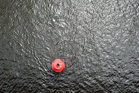 水面上的红浮标酒窝海标灯塔边界导航浅滩安全涟漪海浪航行图片