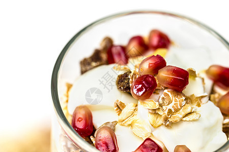 以水果和酸奶为杯子的梅斯利葡萄酒 在白色上与世隔绝小麦健康纤维营养美食早餐奶油麦片薄片饮食图片