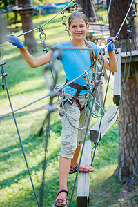 女孩在一个攀登冒险公园闲暇安全乐趣童年孩子自由运动危险绳索青少年图片