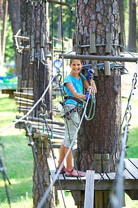 女孩在一个攀登冒险公园公园力量冒险闲暇探索孩子风险安全操场行动图片