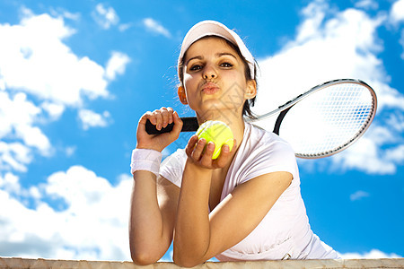 夏天打网球的妇女享受乐趣网球场网球女孩游戏女性消遣闲暇体育背景图片