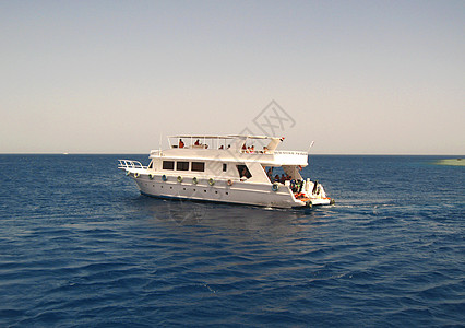 白船在红海航行浮潜环境珊瑚潜水异国太阳情调运输休息蓝色图片