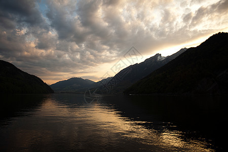 蓝藻湖 自然色彩多彩的音调风景反射环境支撑高山日落海岸全景旅行天空图片