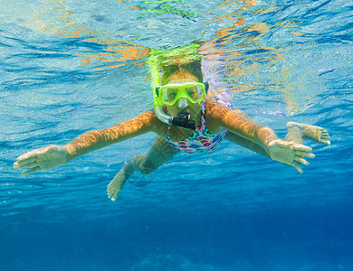 水下女孩潜水假期珊瑚娱乐游泳闲暇蓝色行动运动微笑浮潜图片