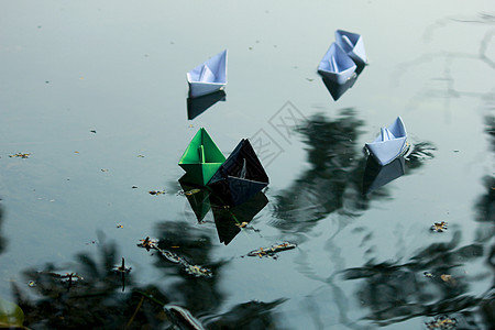在水上漂浮的纸船池塘海洋旅行玩具身体童年广告冒险报纸商业图片