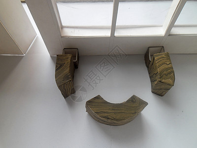 带有圆桌座位空间和大窗口的建筑模型结构塑料房间框架住宅房子建筑师窗户职业木头财产图片