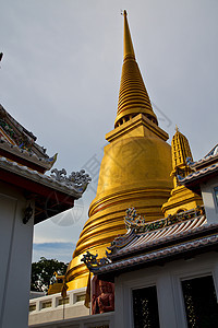 太阳阳光明媚的庙宇屋顶瓦特宫殿金子金字塔旅行金属晴天天空雕塑阴影三位一体宗教图片