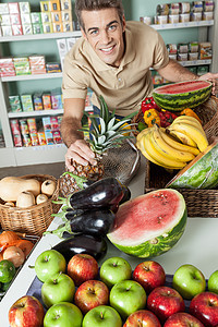 男人购物蔬菜顾客购物袋杂货土豆营养南瓜食物男性微笑市场图片