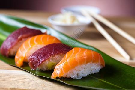 寿司美味可口的传统日本菜黄瓜竹子海鲜盘子筷子午餐桌子蔬菜食物美食图片