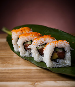 日本混合寿司 东方烹饪主题多彩午餐竹子食物美食蔬菜桌子海藻鱼片饮食厨房图片