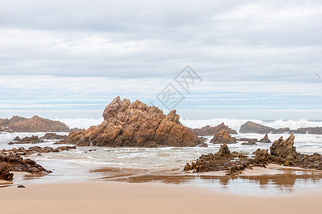 巴菲尔斯巴伊附近海滩的暴风天气海浪风暴自然保护区多云棕色白色岩石海洋图片