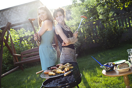 两个女孩在烤架上 天然多彩的音调烧伤野餐油炸火焰香肠饮食黑色牛扒烹饪女孩图片