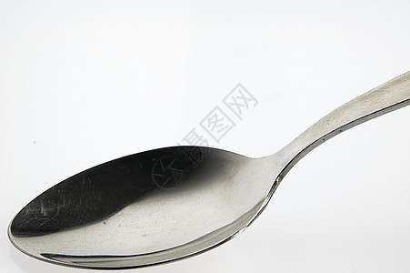 白桌上的勺子甜点家庭桌子服务餐厅茶匙工具金属银器材料图片