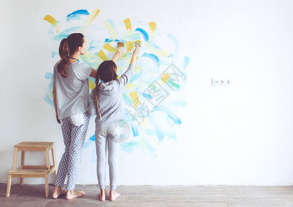 儿童油漆墙妈妈楼梯母亲女孩帮手房子生活帮助乐趣维修图片