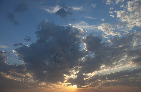 云中阴云 太阳光从云后照亮辐射云景环境天空阳光日落上帝蓝色空气气氛图片