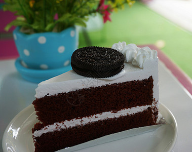 餐桌上美味巧克力蛋糕烹饪棕色奶油糕点白色可可礼物生日木头食物图片