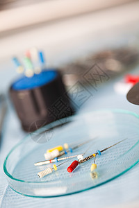 牙科工具和设备 亮度多彩的音调概念镜子探测药品雕刻师金属钳子诊所刮刀治愈刮板图片