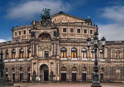 德累斯顿的永恒歌剧院建筑灯笼国王雕像广场男人歌剧纪念碑景点街道图片