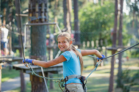 女孩在一个攀登冒险公园活动操场成功安全挑战喜悦自由娱乐闲暇运动图片
