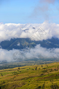 山上风景旅行天空叶子森林草地爬坡背景图片