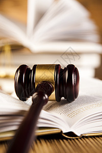 木板和书 周围光亮生动的主题律师木头仲裁刑事法官智慧司法立法合法性法院背景图片