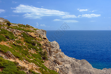 地中海边缘的岩石悬崖 海边地平线天空石头海岸蓝色支撑绿色图片